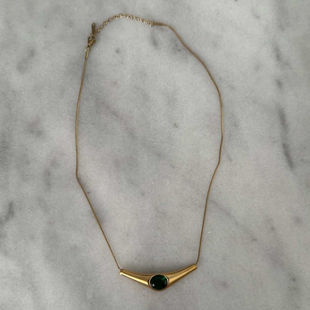 Gold Vintage Style Green Gem Necklace 

Brand New

Gold Plated Stainless Steel - Picture 6 of 6